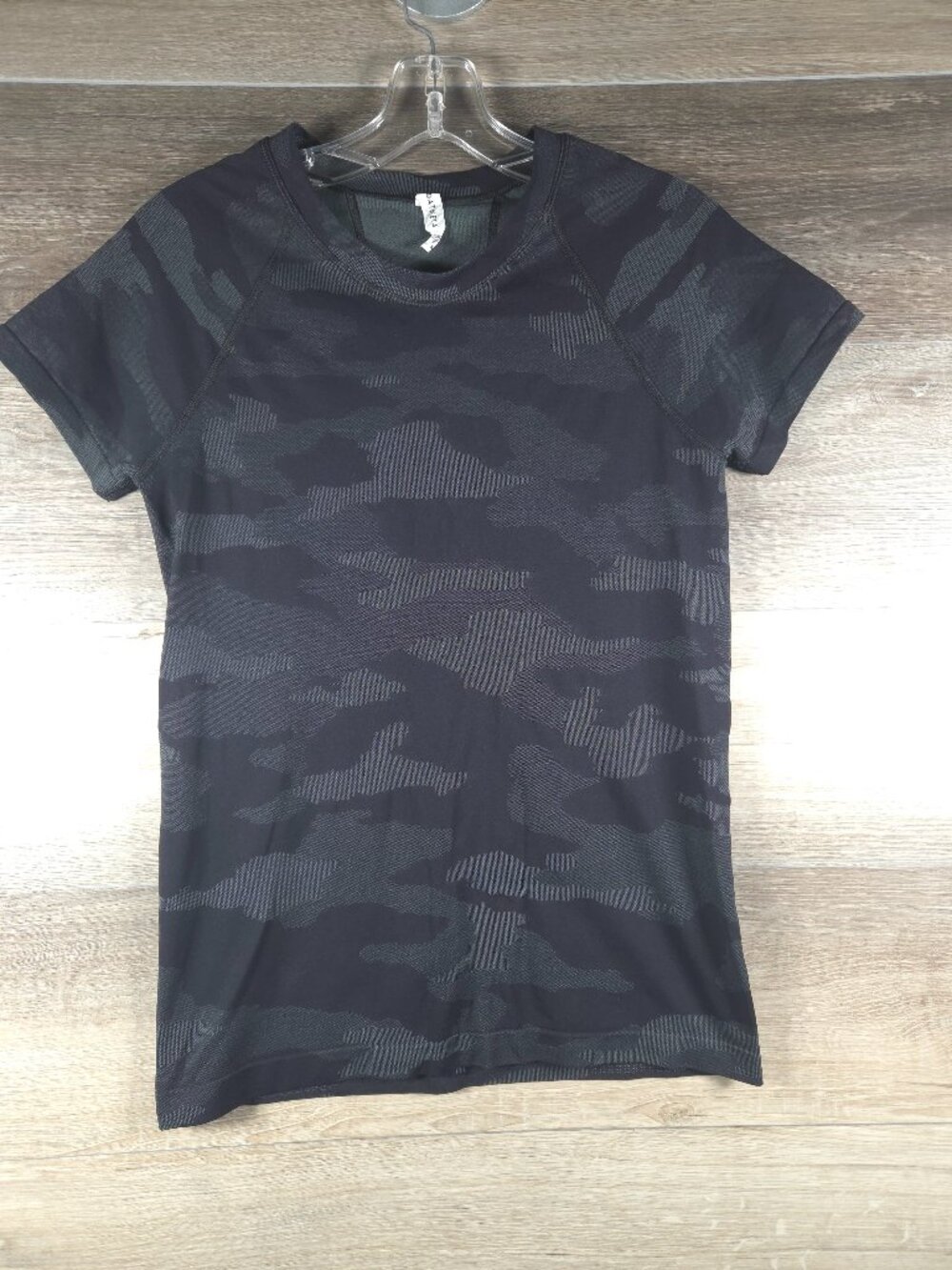 Athleta Women's Black Camo Short Sleeve Athletic Top Medium Seamless Workout
